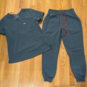 Figs Small Scrub Set Moss with Burgundy Accents